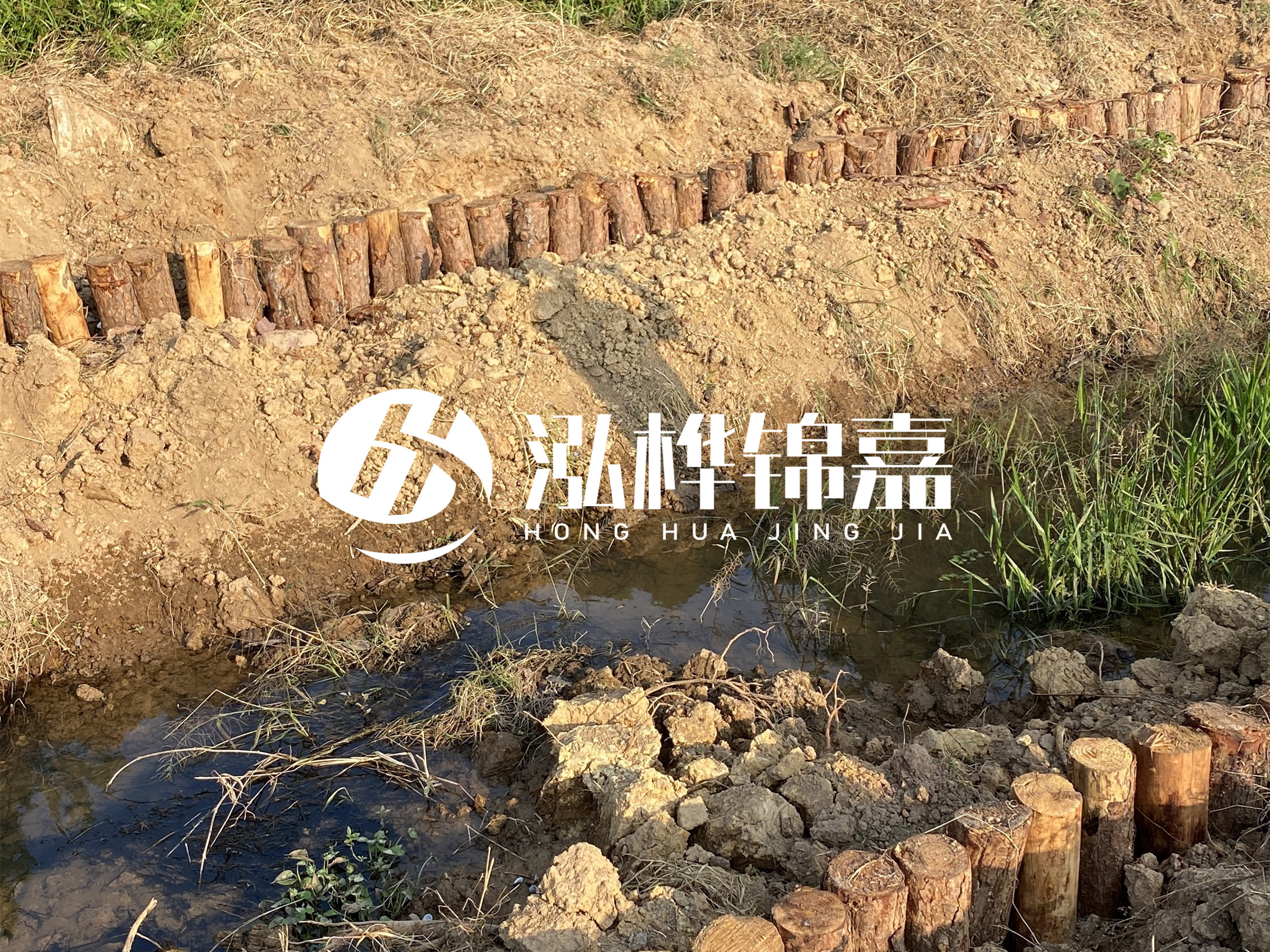 防汛木樁價格中的施工費如何計算？水下打樁和陸地打樁費用差異？